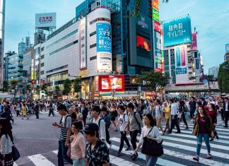 Magazinele cartierului Sotokanda din Japonia sunt o lume ciudata pentru turistul european
